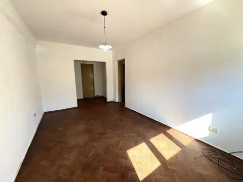 Departamento dos dormitorios con patio sobre calle Pellegrini 600.