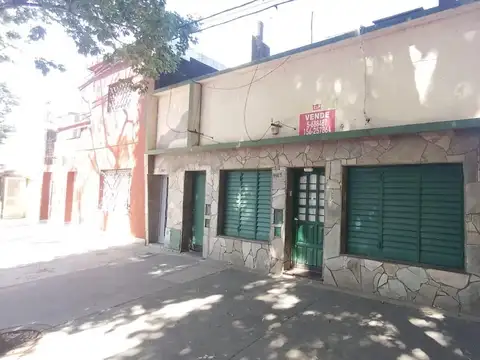 Echesortu, casa al frente, 2 dormitorios, 70 m2, terraza con quincho.-