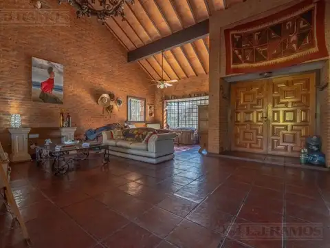 Casa 8 ambientes con 3 baños