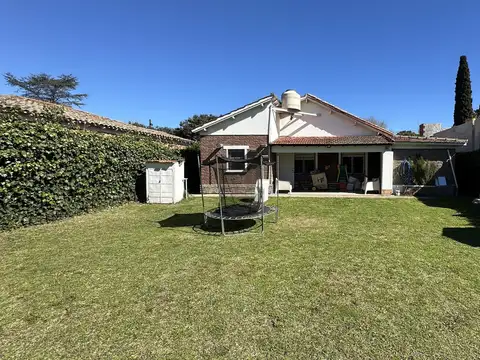 Casa en Villa Elisa. 2 dormitorios y escritorio. C.Belgrano y 405