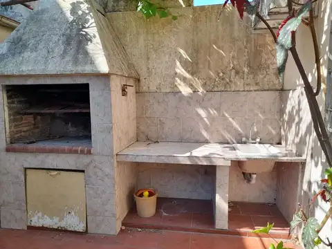 CASA CON PATIO, GARAGE Y LOCAL EN ESQUINA. TERRENO DE 234 M2