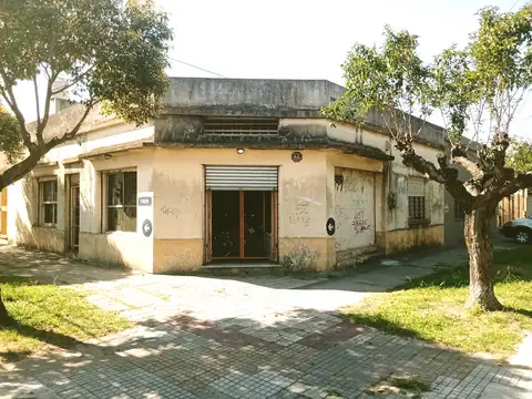 CASA CON PATIO, GARAGE Y LOCAL EN ESQUINA. TERRENO DE 234 M2