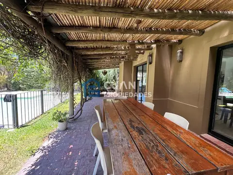 Casa en Venta con 3 cocheras