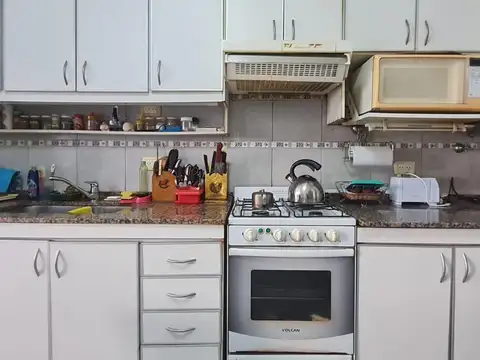 OPORTUNIDAD! Casa de 4 ambientes a refaccionar con patio, parrilla y terraza todo en PB-En Venta.