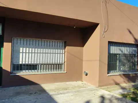 Casa en alquiler 2 dormitorios - Villa Elisa