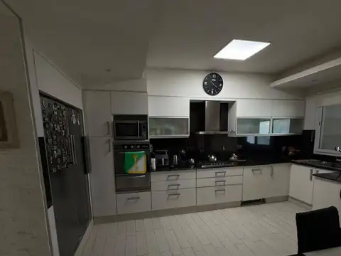 VENTA importante inmueble de 5 ambientes en destacado lote de V. Ballester.