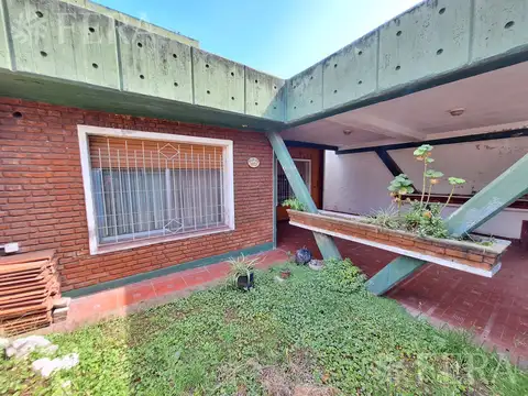 Venta de casa de 3 ambientes con cochera en Wilde