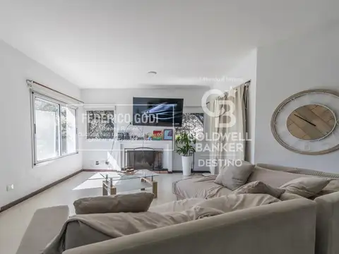 Casa en Venta con 3 cocheras