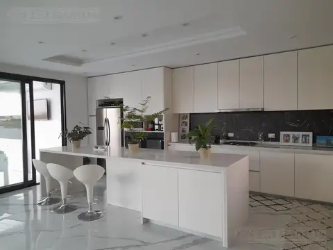 Casa 6 ambientes con 4 baños