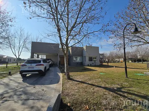 Casa cuatro ambientes en venta en Barrio Privado