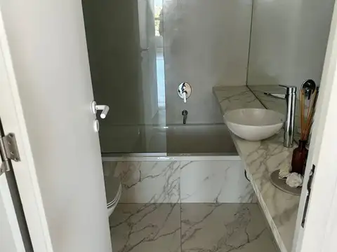 Departamento de dos dormitorios con cochera y amenities