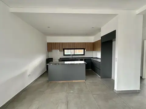 Casa en Venta con 4 cocheras