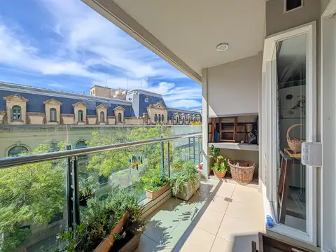Departamento en venta de dos dormitorios en el centro con gran patio exclusivo.