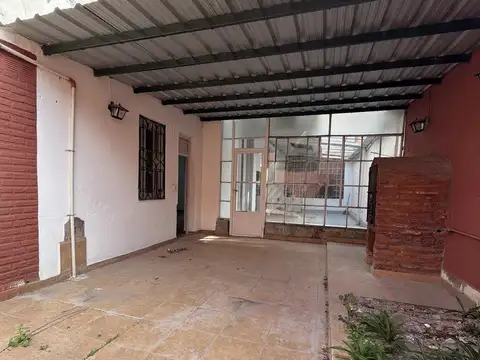 Casa 6 ambientes con 2 baños