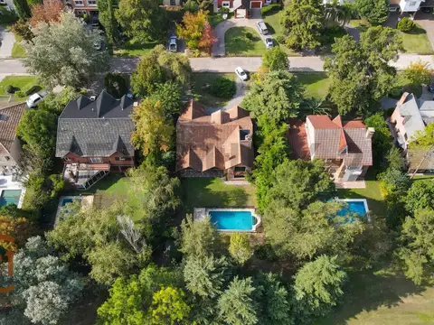 RESERVADA    VENTA CASA 4 AMBIENTES CANNING ST THOMAS CON PISCINA