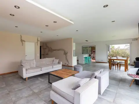 Casa 4 ambientes con 2 baños