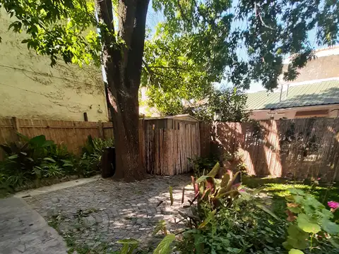 Unico ! Casa en alquiler en Parque Cisneros 3 dormitorios   cochera fondo apto mascotas excelente