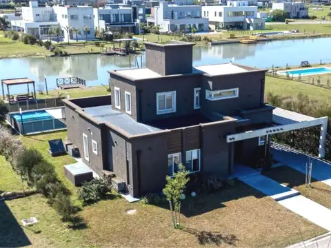 CASA 5 AMBIENTES EN VENTA EN SAN LUCAS A LA LAGUNA