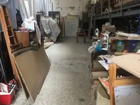 CASA SOLIDAD DE MUY BUENA CONSTRUCCION AMBIENTES AMPLIOS- EN BUEN ESTADO DE MANTENIMIENTO -CON DEPOS