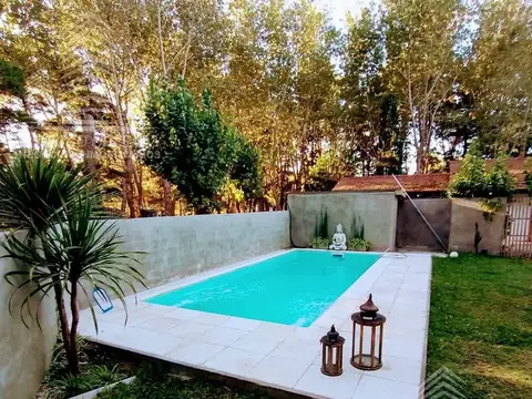 Excelente casa con pileta climatizada por ozonización. Sobre exuberante lote 