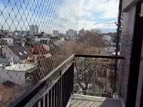 Departamento 3 ambiente con balcón al frente