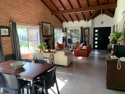Casa 6 ambientes con 5 baños