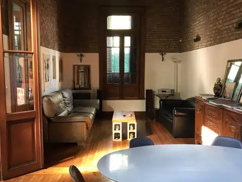 Alquiler anual casa 6 amb en Chacarita.