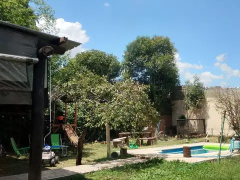 Casa Quinta con Pileta a una cuadra estación Ferrari