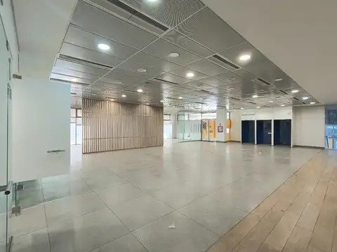 Importante Local en Alquiler de 1245m2 con cocheras en subsuelo, Quilmes Centro