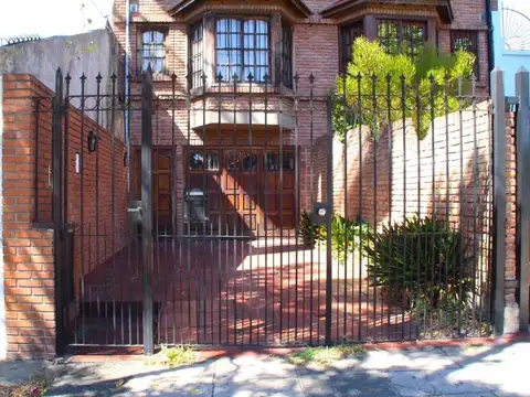 Venta. Triplex. 4 dorm. 300m². Jardin. Vedia y Pinto.