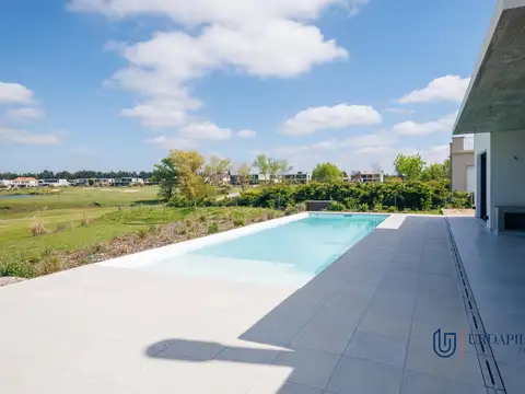 Casa en venta a estrenar con vista al golf en La Calesa- Pilará- Pilar