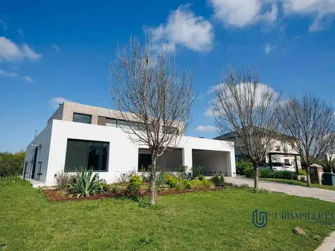 Casa en Venta con 2 cocheras