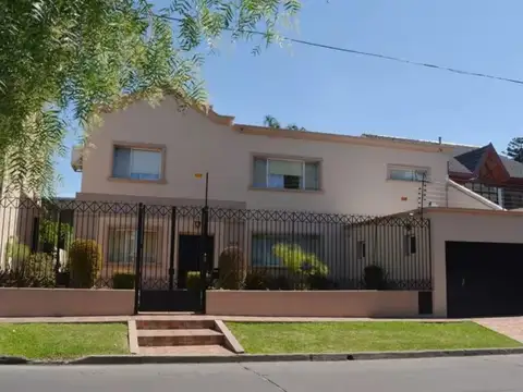 EN VENTA EXCELENTE CHALET SOBRE LOTE DE 18 X 46, MAS DE 800 M2, 6 DORMITORIOS - FICHA 7218