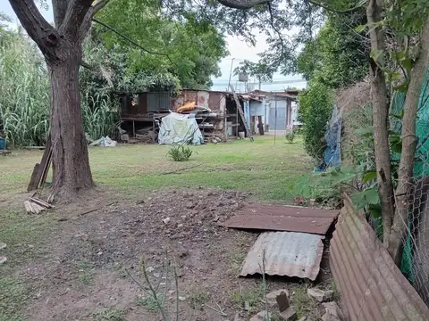 TERRRENO EN PUEBLO ALVEAR CON CONSTRUCCION A DEMOLER