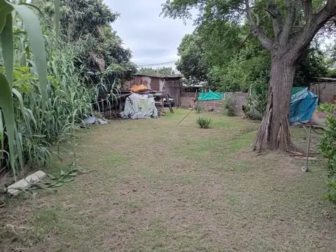 TERRRENO EN PUEBLO ALVEAR CON CONSTRUCCION A DEMOLER