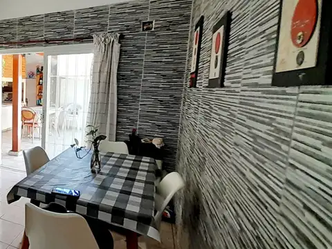 Casa con Departamento en planta alta en venta en Moron Sur