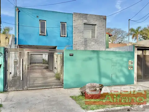 DEPARTAMENTO TIPO DUPLEX 3 AMBIENTES AL FRENTE CON JARDIN Y COCHERA