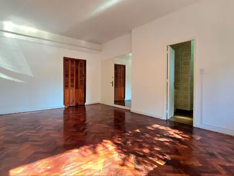 Departamento 3 ambientes con patio en Flores