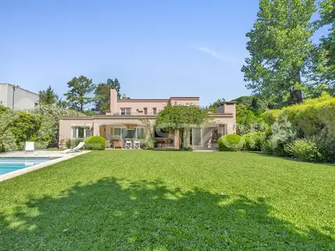 Casa en venta en el barrio El Encuentro con cuatro dormitorios más escritorio