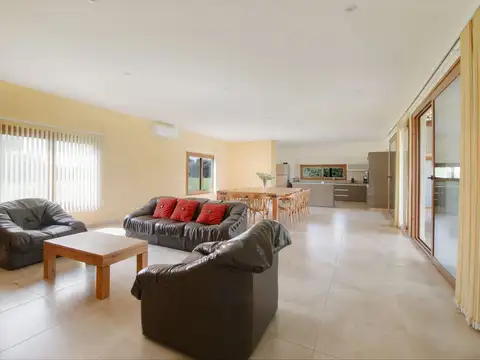 Casa en Venta con 8 cocheras