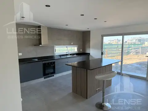 Casa 5 ambientes con piscina en venta - Sebastiano Gaboto