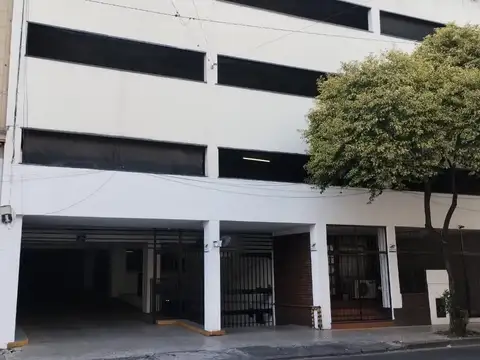 Cochera en  Laprida  al 1300, planta baja muy comoda, frente colegi Cristo Rey.