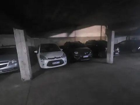 Cochera en  Laprida  al 1300, planta baja muy comoda, frente colegi Cristo Rey.