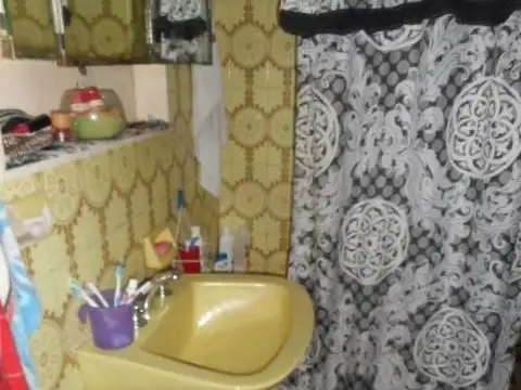 Casa 3 amb., solida, luminosa, cómoda, m/b estado sobre lote