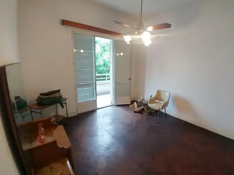 ¡OPORTUNIDAD! Muy amplio, con patio y 2 balcones. Apto profe