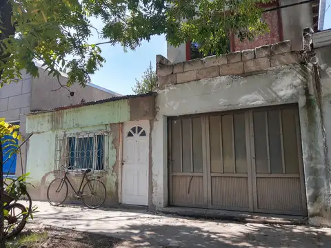 Casa 7 ambientes con 2 baños