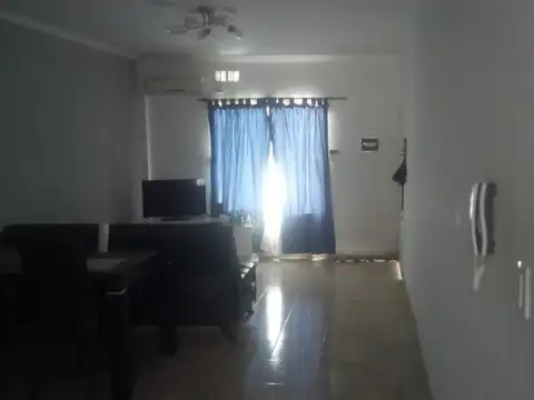 Dpto. de 2 amb. al frente