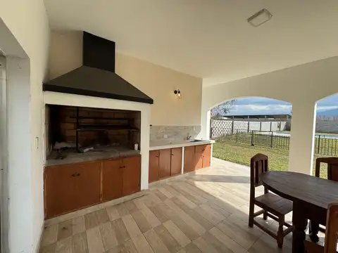 QUINCHO C/PILETA + 1 DORMITORIO VENTA LA SILLETA