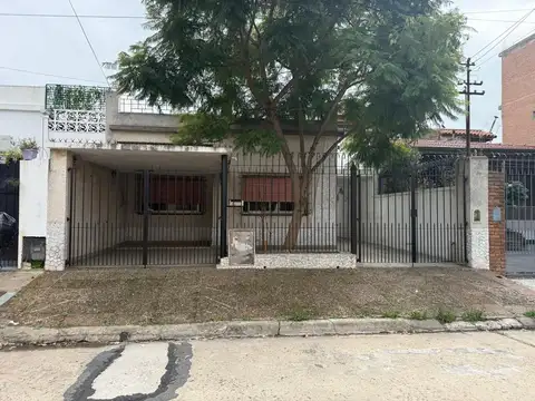 CASA 2 DORMITORIOS CON ENTRADA PARA 2 AUTOS