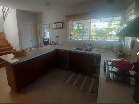 Casa 4 ambientes con 3 baños